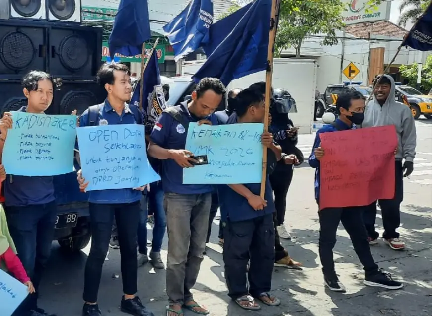 Demo Buruh di Jombang Tuntut Pencopotan Kadisnaker hingga Desak Kenaikan UMK 2026