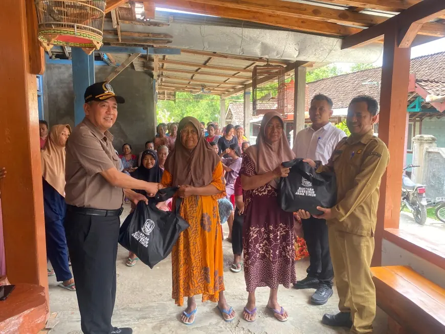 Ratusan KK Terdampak Banjir Bandang di Bojonegoro Terima Bantuan