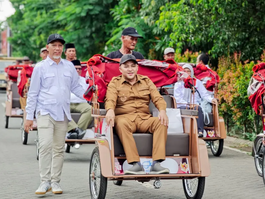 Senyum Bahagia 100 Penarik Becak Lansia di Pasuruan Usai Terima Becak Listrik dari Presiden