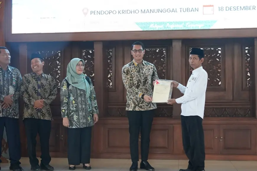 Bupati Tuban Serahkan 975 Sertipikat Tanah Wakaf