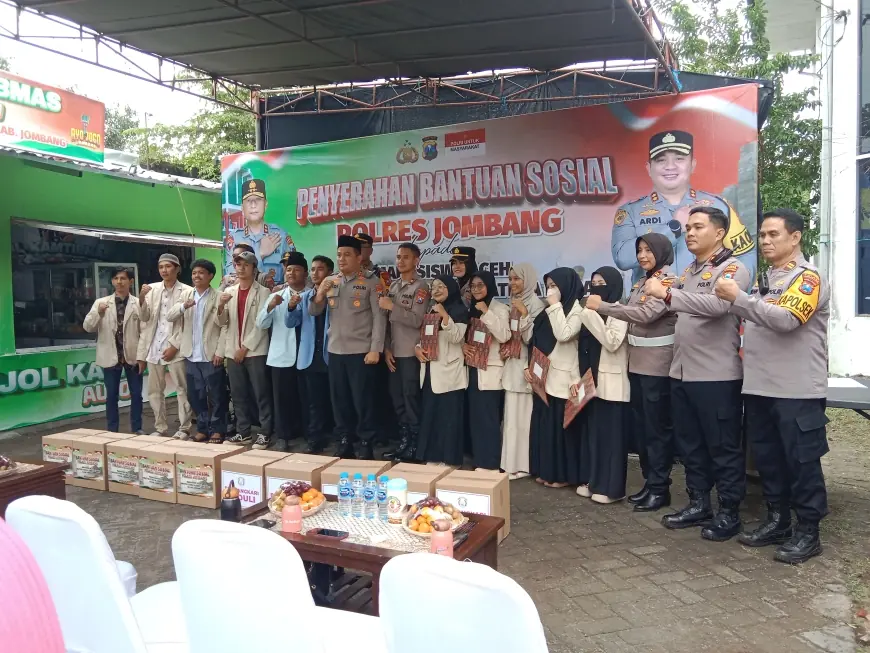 Polres Jombang Salurkan Bantuan Sosial bagi Mahasiswa Terdampak Banjir Bandang Aceh dan Sumatra