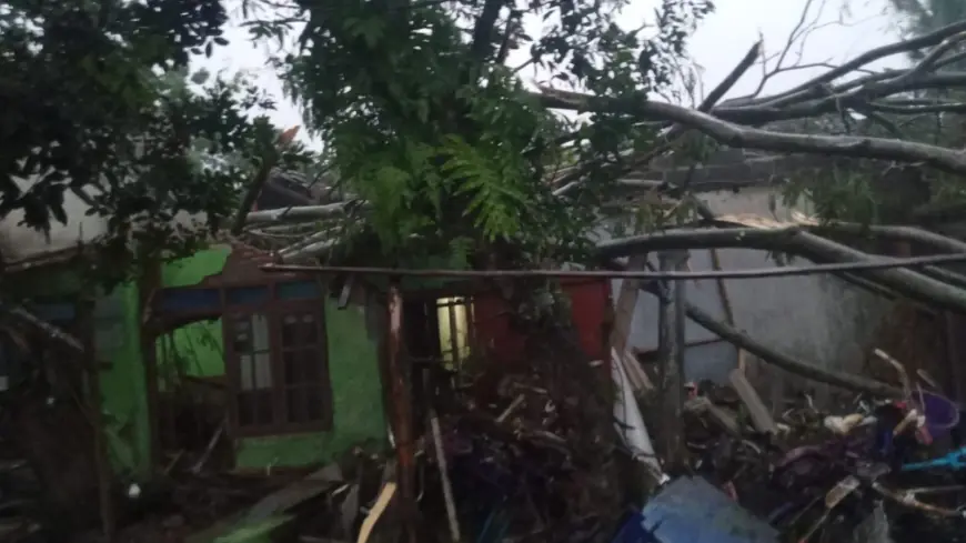 Pasca Diterjang Angin Kencang, Warga Blitar Harapkan Bantuan untuk Rumah Rusak