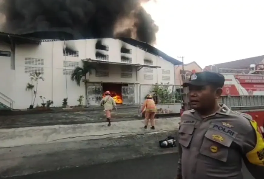 Pabrik Sepatu di Jombang Terbakar Hebat, Seluruh Armada Damkar Dikerahkan