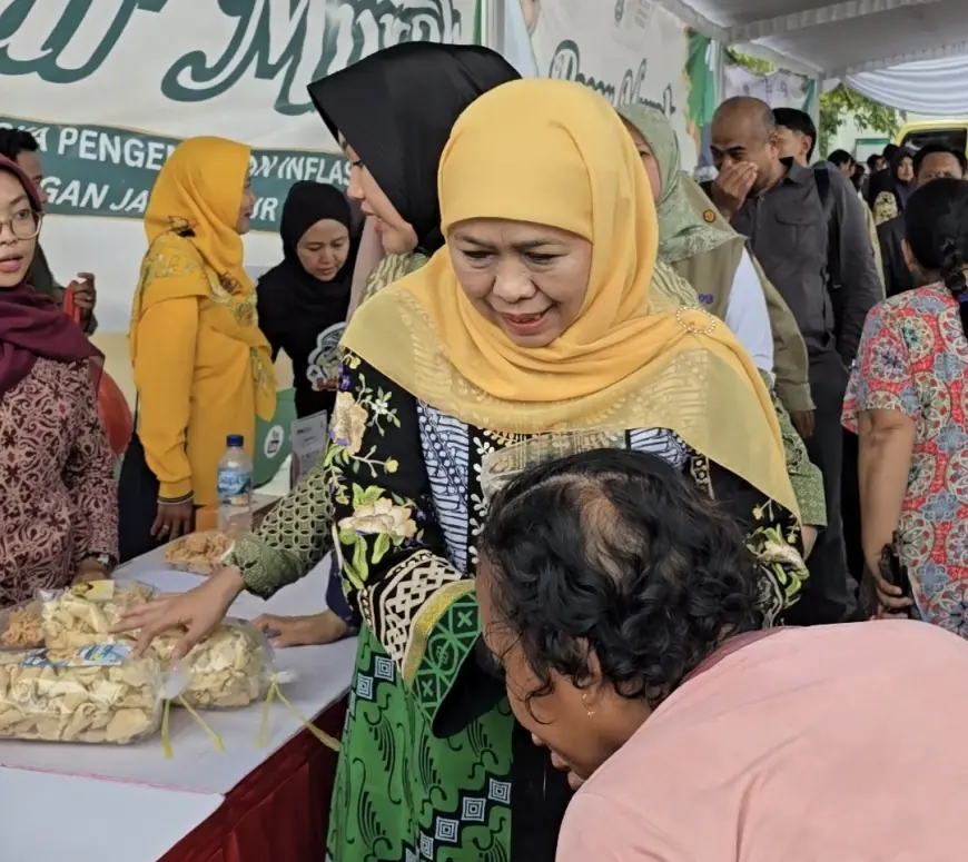 Kendalikan Inflasi, Gubernur Jatim Tinjau Pasar Murah dan Borong Produk UMKM di Bojonegoro