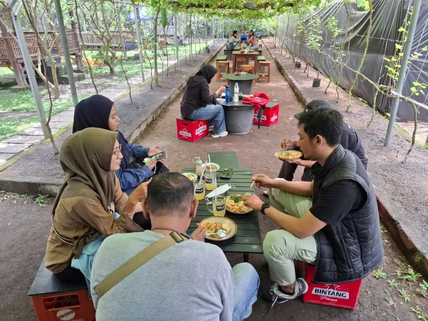 Dari Pekarangan Jadi Tempat Nongkrong, Warung di Kota Blitar Tawarkan Makanan Murah di Tengah Kebun Anggur