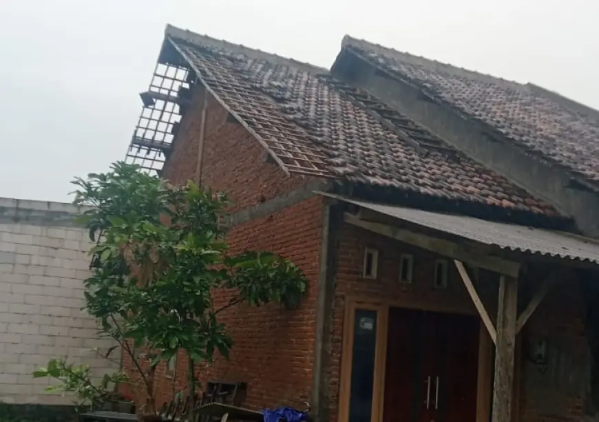 16 Rumah Rusak Diterjang Angin Kencang di Singosari Malang, BPBD Pasang Terpal dan Tebang Pohon