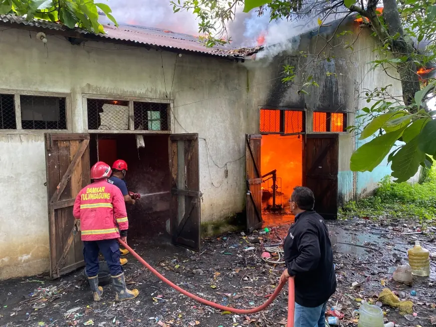 Gudang Rosok di Karangrejo Tulungagung Terbakar, Kerugian Capai Rp100 Juta