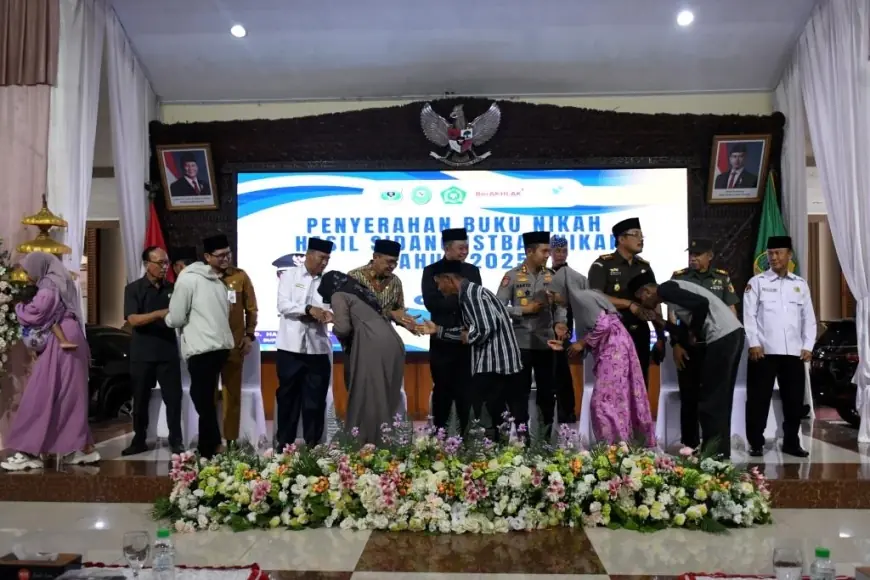 Bak Resepsi Pernikahan, Ratusan Pasutri di Bondowoso Terima Buku Nikah 