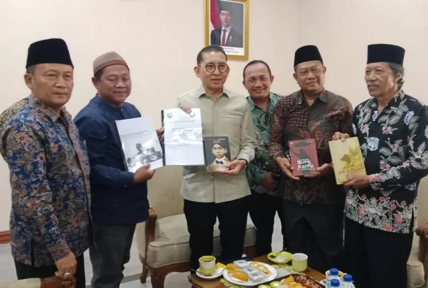 Pegiat Budaya Jombang Bertemu Menteri Fadli Zon, Serahkan Dokumen Sejarah Kelahiran Presiden Soekarno