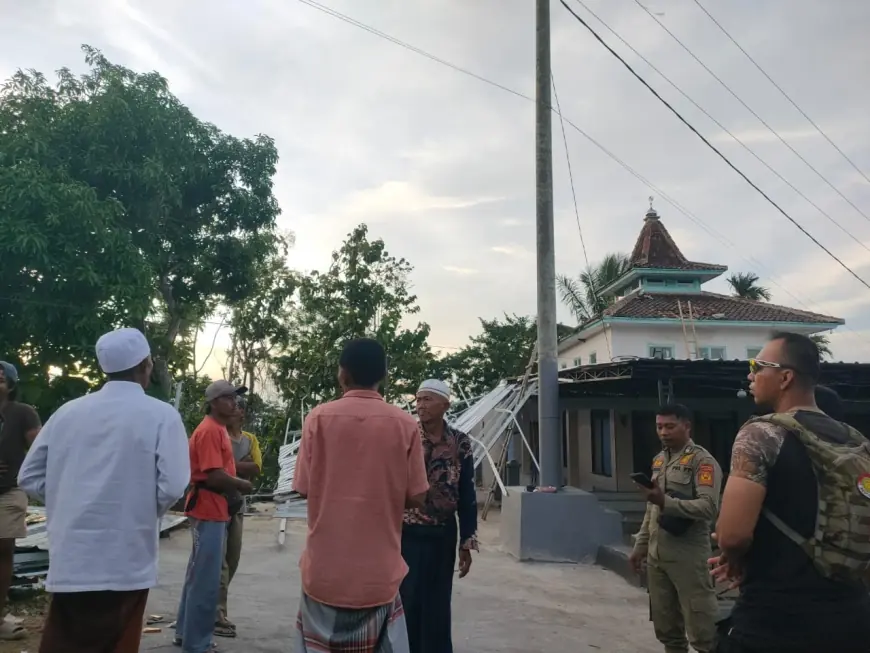 Angin Kencang Terjang Bondowoso, Pohon Tumbang Tutup Jalur Nasional dan Kanopi Masjid Ambruk