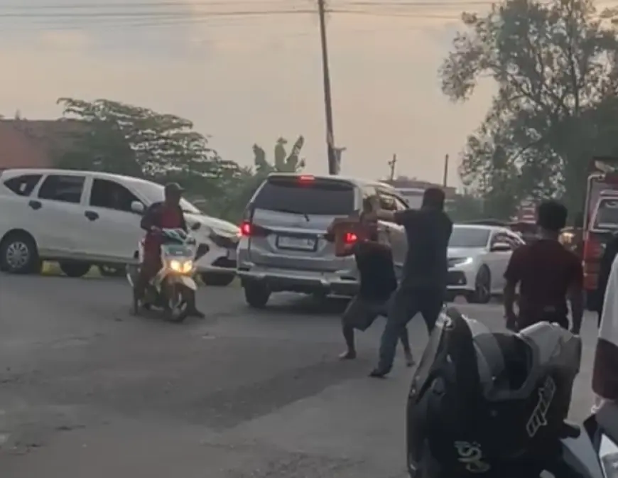 Tarung Jalanan Sopir Truk Vs Supeltas di Sumobito Jombang, Dua Orang Terluka