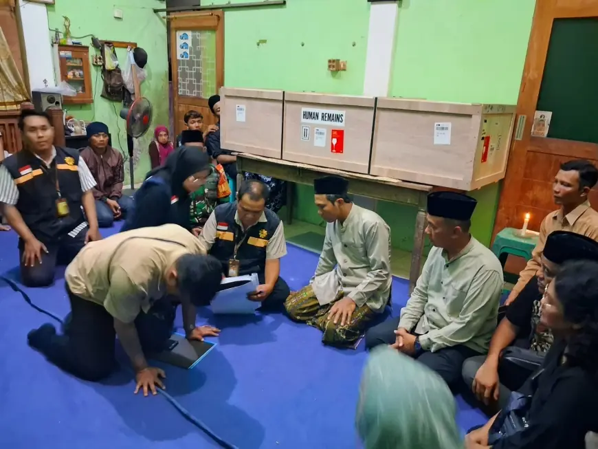 Hampir Sebulan Menanti, Jenazah PMI Korban Kebakaran Hong Kong Akhirnya Dimakamkan di Bitar