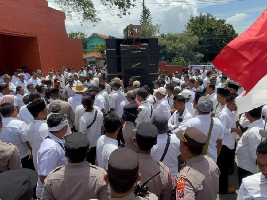 Tak Terima DD Dipangkas, Ratusan Kades dan Perangkat Desa Luruk Kantor Bupati Mojokerto