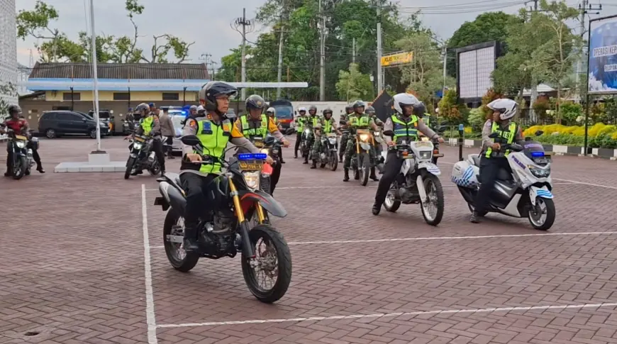 Kapolres Trenggalek Pimpin Patroli Skala Besar Pengamanan Malam Natal 2025