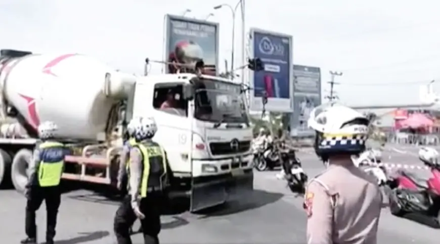 Bandel Lewati Jembatan Gajah Mada Mojokerto, Belasan Truk Dipaksa Putar Balik