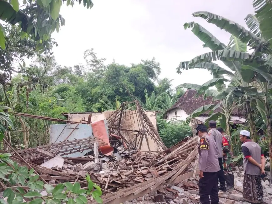Rumah Yatim Tiga Bersaudara di Rejotangan Tulungagung Roboh, Polisi Pastikan Tidak Ada Korban Jiwa