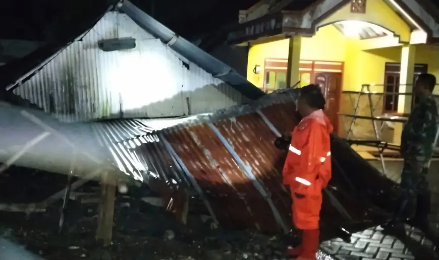 Angin Kencang dan Hujan Lebat Terjang Bojonegoro, Sejumlah Rumah Rusak hingga Roboh