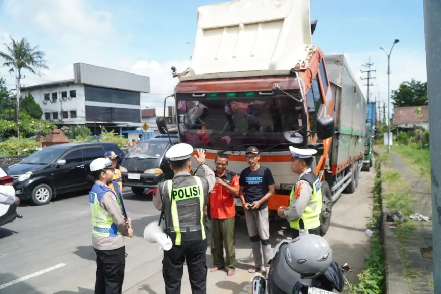 Di Malang, Truk Bermuatan Berat Dibatasi Selama Libur Akhir Tahun