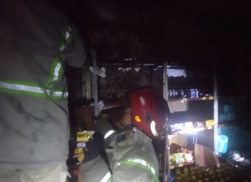 Diduga Korsleting Listrik, Toko Sembako di  Jombang Ludes Terbakar
