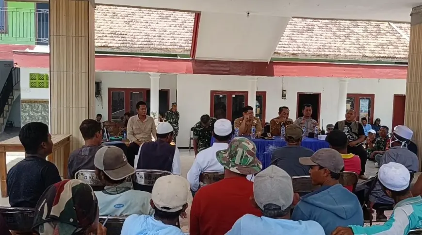 Warga Jember Luruk Balai Desa, Tolak Pendirian KDMP di Area Makam