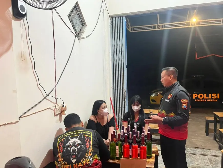 Penjualan Miras Berkedok Warung di Gresik Dibongkar Polisi, Dua Wanita Diamankan