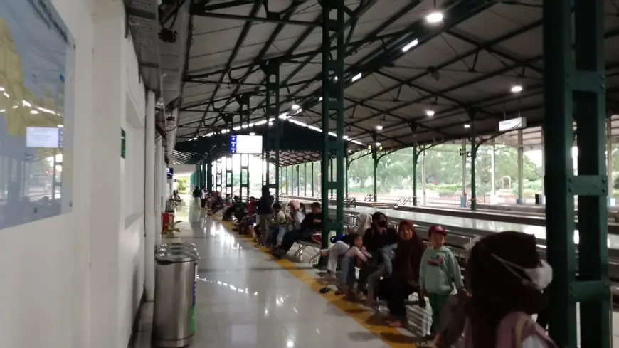 Arus Kedatangan Lebih Tinggi, Penumpang Padati Stasiun Wilayah Daop 7 Madiun Selama Libur Nataru