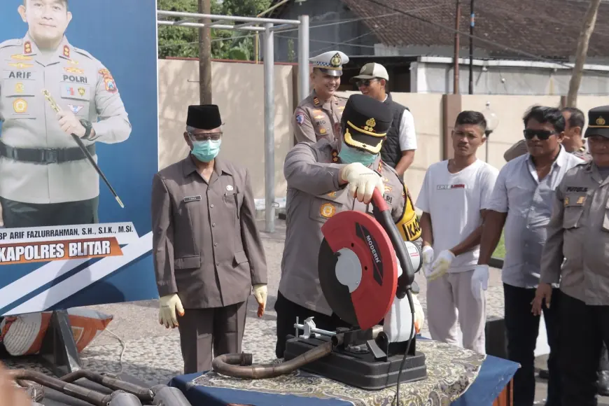 Polres Blitar Musnahkan Ribuan Botol Miras dan Knalpot Brong