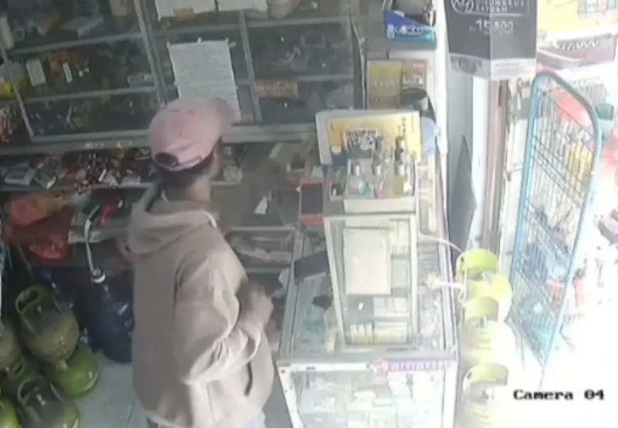 Terekam CCTV, Pencuri Rokok Satroni Toko di Jombang, Empat Slop Raib Digondol