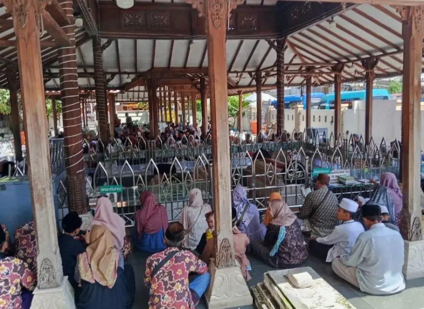 Ribuan Peziarah Padati Wisata Religi Sunan Gresik Selama Libur Panjang Nataru