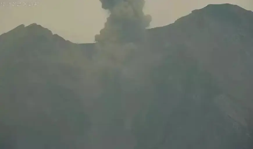Semeru Kembali Erupsi di Penghujung Tahun, Abu Setinggi 900 Meter Mengarah ke Tenggara
