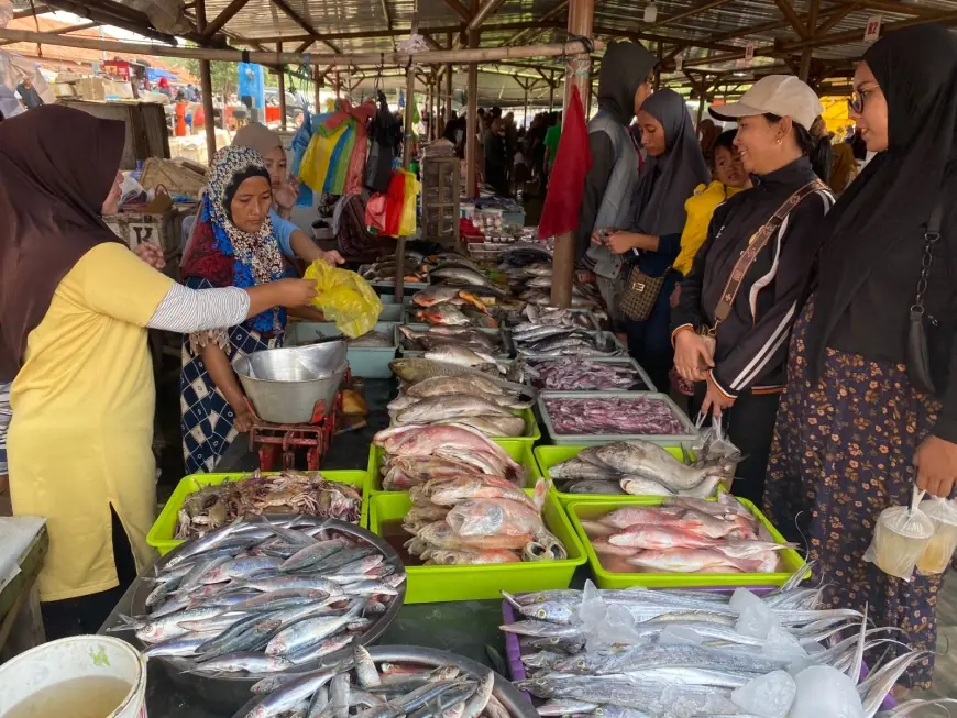 Meski Harga Melonjak, Ribuan Warga Jember Tetap Padati TPI Puger Jelang Tahun Baru