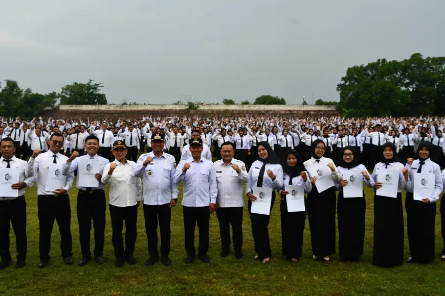 Kado Akhir Tahun, Bupati Tulungagung Lantik Ribuan PPPK Paruh Waktu