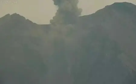 Status Siaga, Gunung Semeru Kembali Erupsi di Awal Tahun 2026