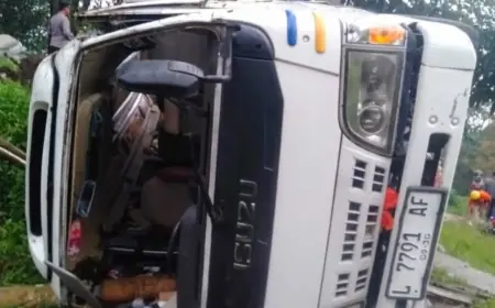 Diduga Rem Blong, Elf Berpenumpang 16 Orang Terbalik di Jalur Ekstrem Pacet