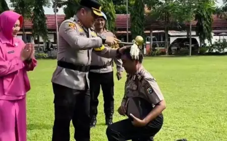 Siraman Air Kembang Warnai Upacara Kenaikan Pangkat 88 Personel Polres Jombang