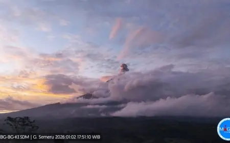 Gunung Semeru Erupsi, Kolom Abu Capai 900 Meter