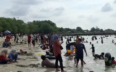 Hari Terakhir Libur Nataru, Wisatawan Padati Pantai Dalegan Gresik