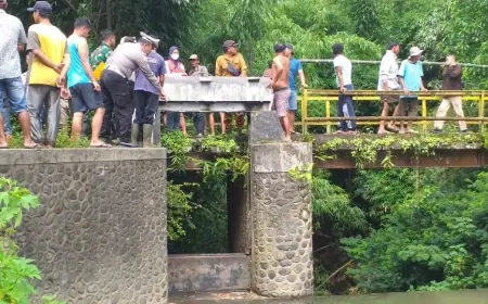Nahas Pembersihan DAM Sungai di Malang, Pekerja Lansia Terjepit Arus Deras Sungai