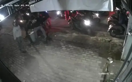 Bringas! Gangster di Gresik Bawa Sajam Keroyok dan Rampas Handphone Warga