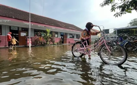 Hari Pertama Sekolah di Sidoarjo Dikepung Banjir, Siswa Terpaksa Belajar Bergilir