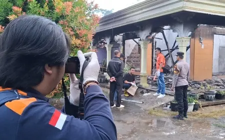 Olah TKP Pembakaran Rumah di Tulungagung, Polisi Temukan Botol BBM serta Ceceran Darah