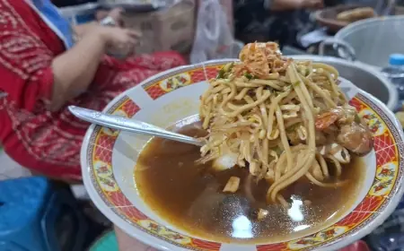 Lontong Mie, Kuliner Tradisional Pasar Gresik yang Tak Pernah Sepi Peminat