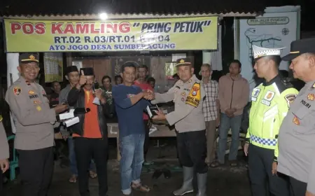 Poskamling di Wilayah Perbatasan dan Pesisir Blitar Selatan Terima Sarana Komunikasi