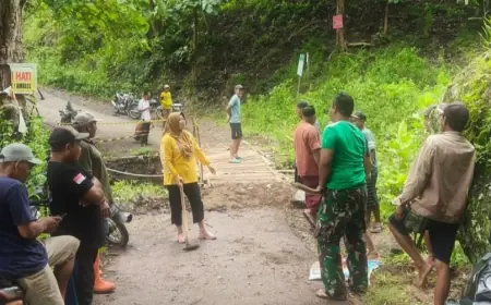 Jembatan Penghubung Dua Desa di Bondowoso Ambruk Diterjang Banjir, Warga Kompak Bangun Jembatan Darurat
