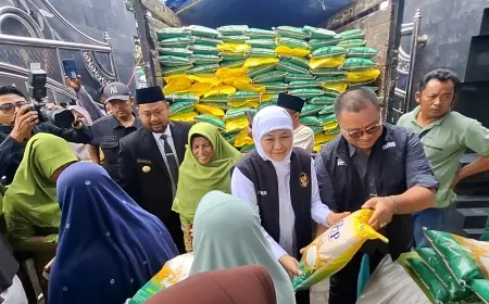 Warga Gresik Serbu Pasar Murah yang Digelar Pemprov Jatim