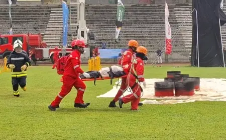 Peringatan Bulan K3 di Gresik: Petugas Simulasikan Tanggap Darurat K3 Kebocoran Gas B3