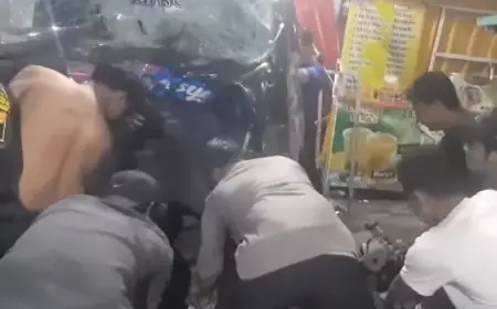 Mobil Pikap Tabrak Pemotor dan Sruduk Toko di Gresik, Satu Orang Tewas