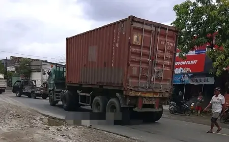 Gagal Naik Badan Jalan, Pasutri di Gresik Masuk Kolong Truk Trailer, 1 Orang Tewas
