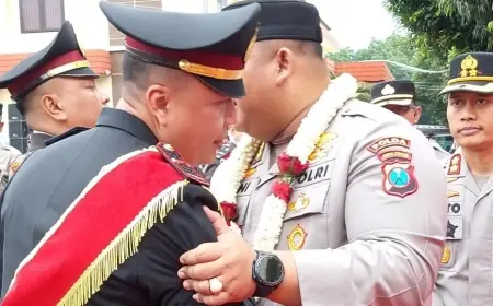 Di Bawah Rintik Hujan, Kapolres Pasuruan Berganti dalam Suasana Penuh Emosional