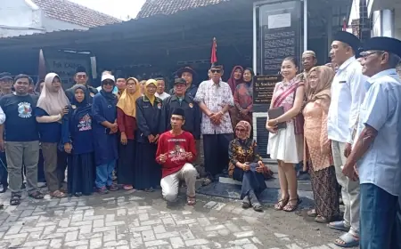 Rekonstruksi Kunjungan Cindy Adams Berbarengan Pendirian Situs 'Tetenger' Kelahiran Bung Karno di Ploso Jombang